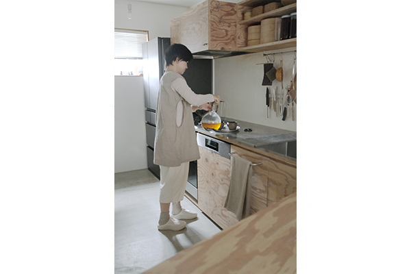 菓子作家・土谷未央さんの着こなしにフォーカス。<br>「月曜日の午後は半休を取ると決めて。<br>お茶の支度に《VIKING》を履いてキッチンに立つ」