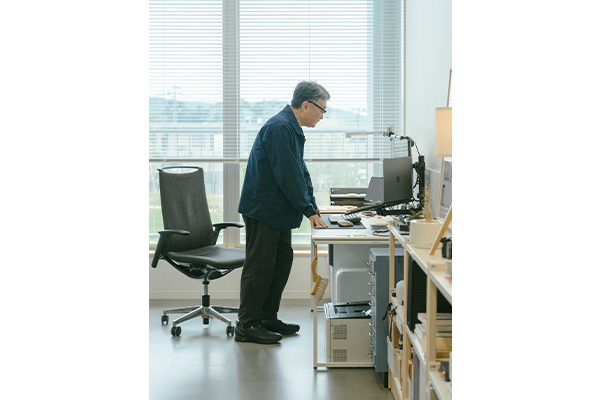 金沢美術工芸大学教授・入矢真一さんの着こなしにフォーカス。 <br>「気づいた人だけがうれしくなれる工夫のある《VIKING》」