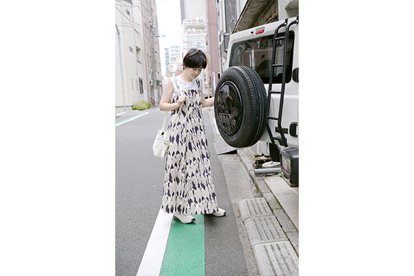 菓子作家・土谷未央さんの着こなしにフォーカス。 <br>「ひとり時間を、おろしたてのワンピースに《VIKING》を履いて楽しむ」