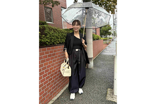 スタイリスト・石毛のりえさんの着こなしにフォーカス。<br>雨の日の気分をポジティブにしてくれる、白い《VIKING》。